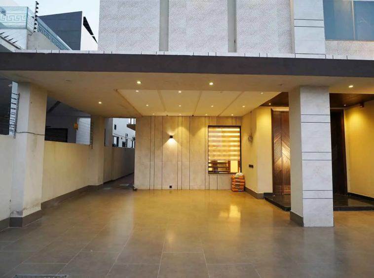 1 kanal Fully Furnished Corner House